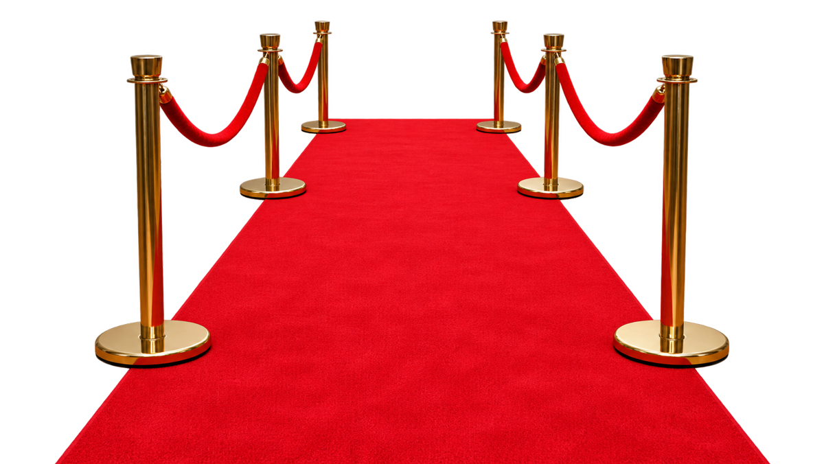 Alfombra roja entre postes dorados con cordón de terciopelo