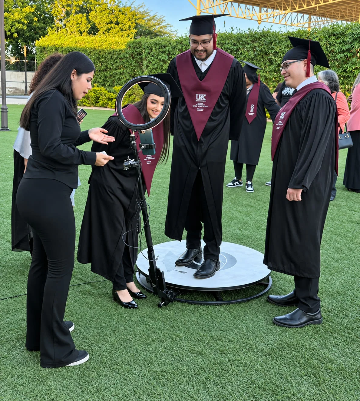 Invitados de una graduación grabando en la plataforma 360