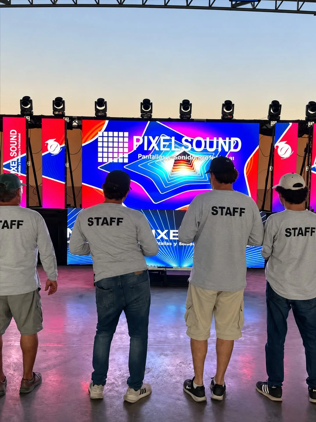 Equipo de PixelSound frente a una pantalla LED