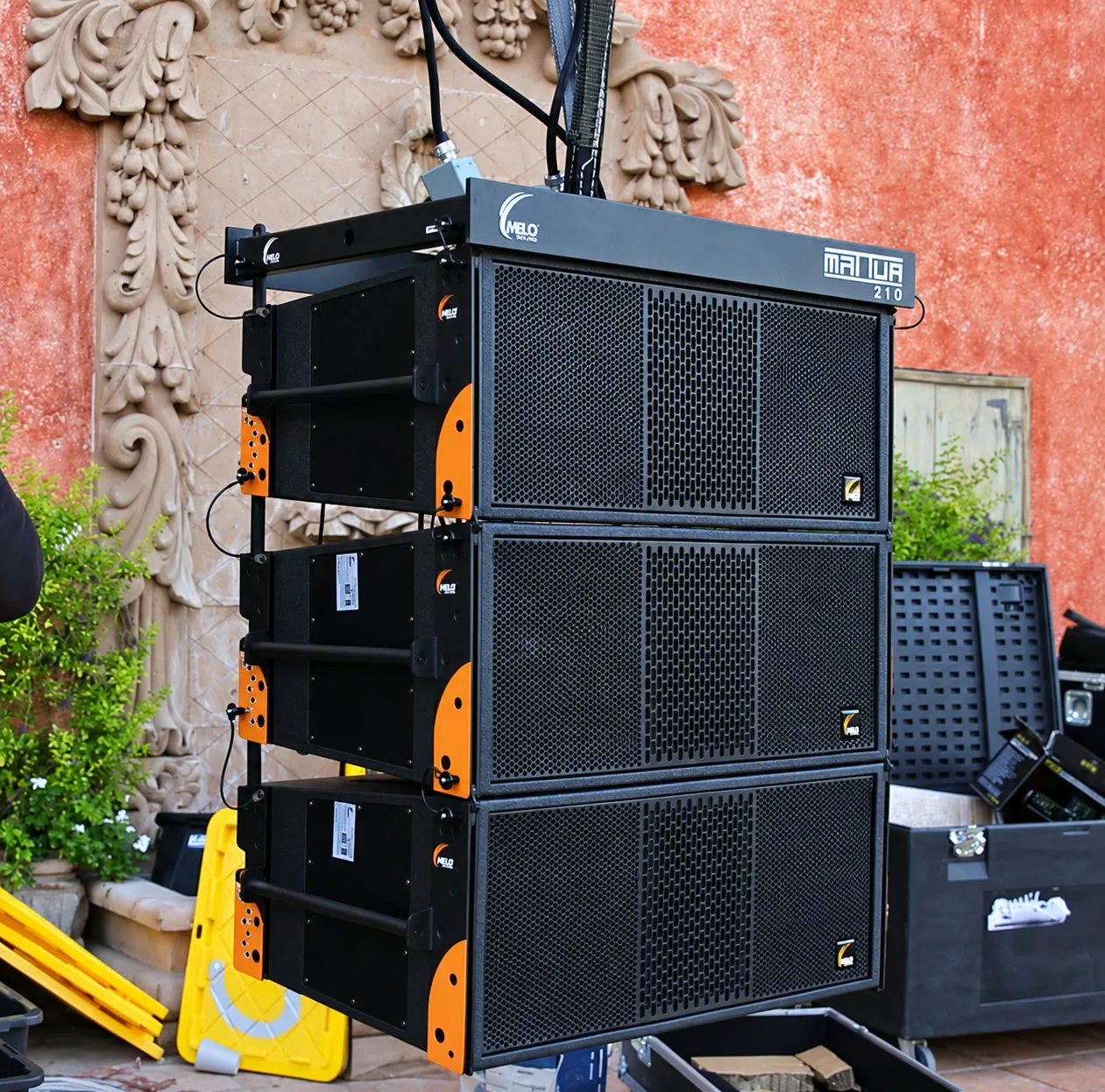 Line array de tres bafles colgado durante un montaje