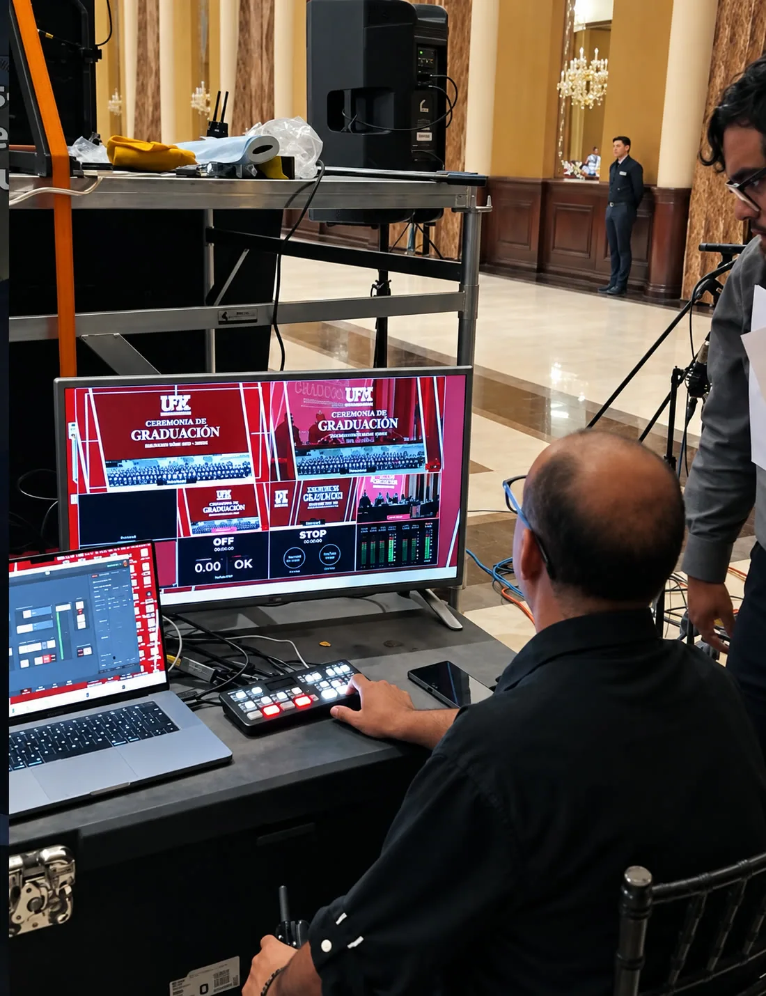 Operador de circuito cerrado frente al monitor multivista durante una graduación