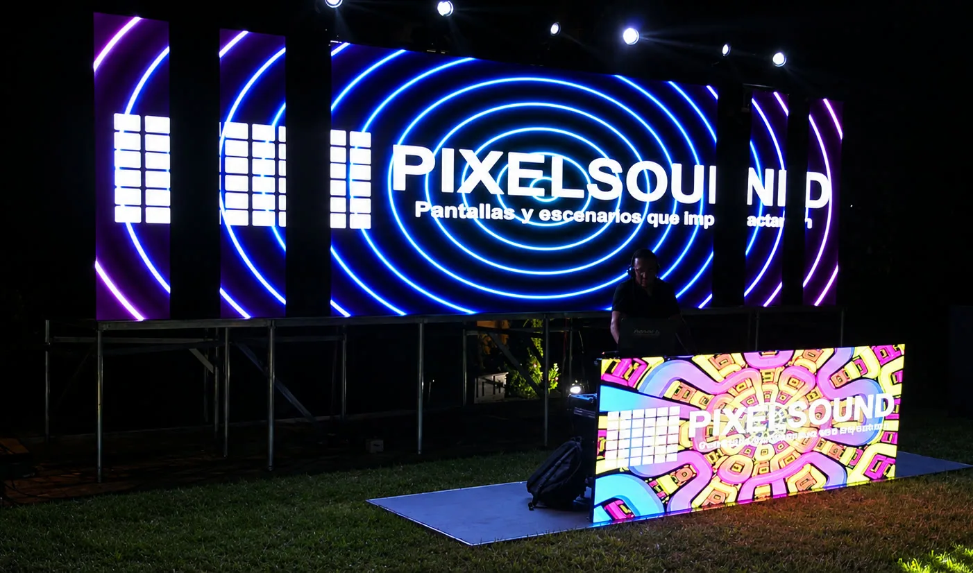 Escenario con muro de pantallas LED y cabina de DJ iluminada