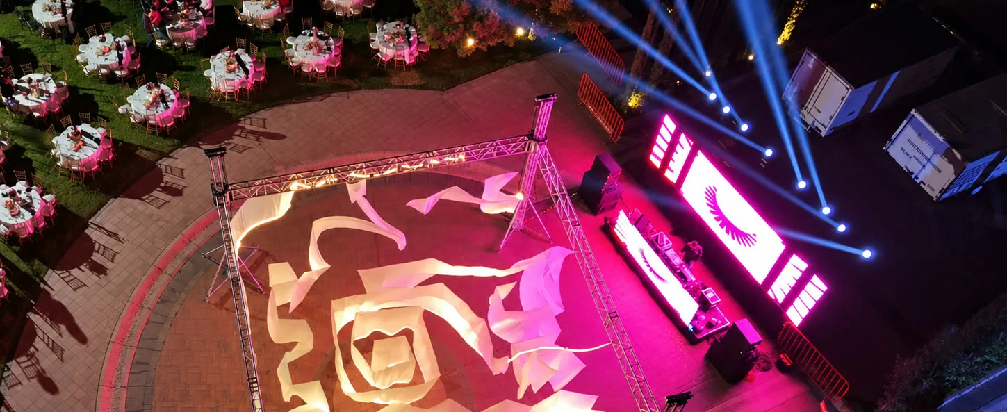 Vista aérea de un evento con pantalla LED, truss y pista iluminada