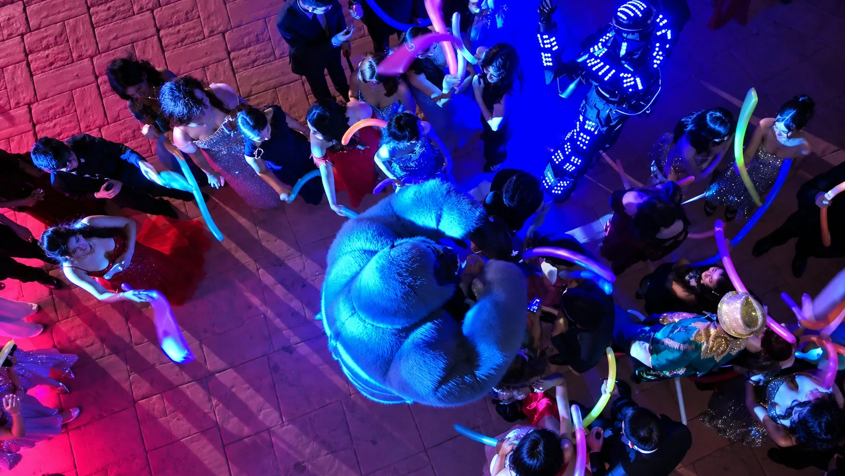 Robot LED y botarga animando la pista de un evento
